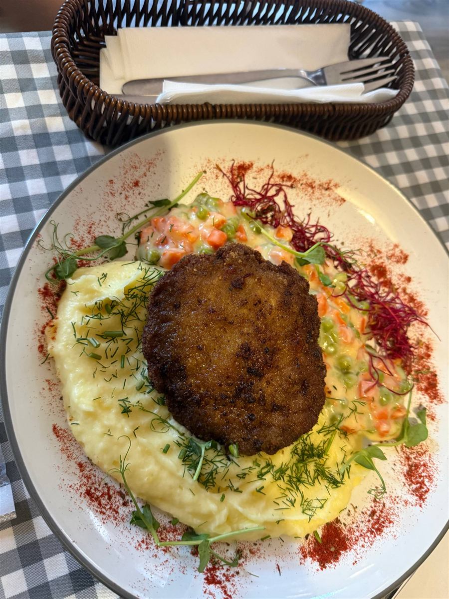 Kotlet mielony z puree i warzywami