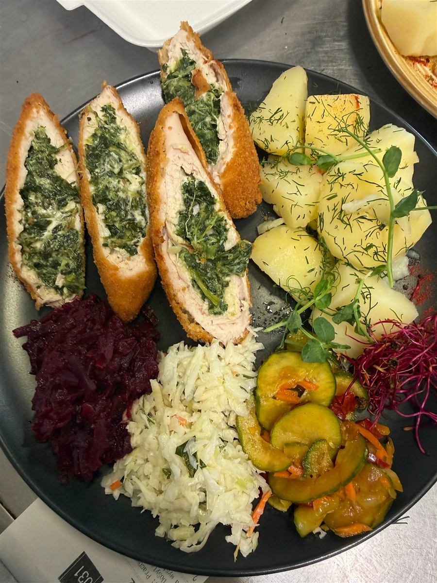 Krokiety ze szpinakiem, ziemniaki, surówki