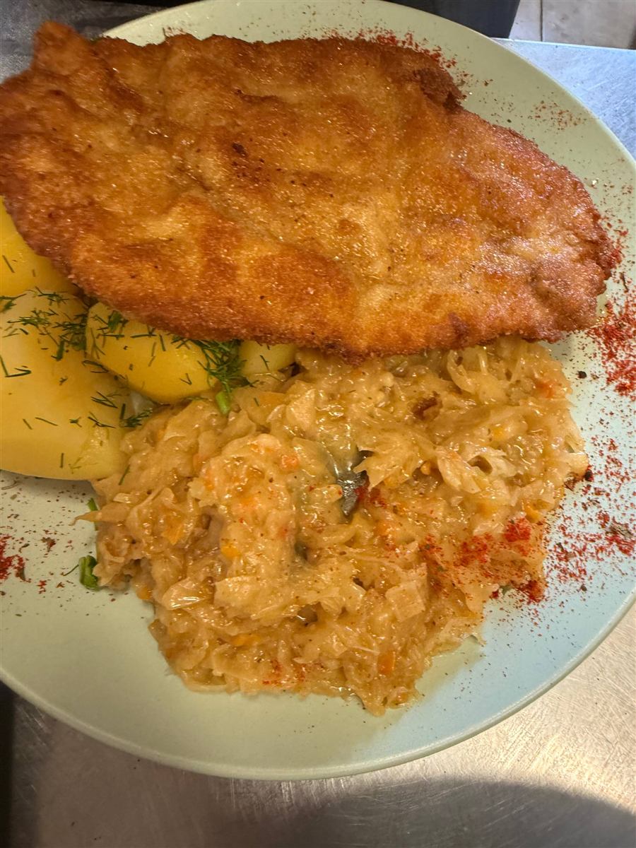 Kotlet schabowy z ziemniakami i kapustą