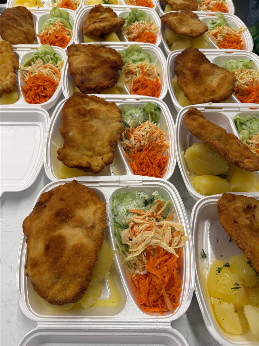 Obiady dla firm w menuboxach – kotlet, ziemniaki, surówki